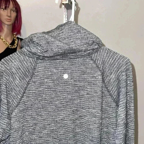 EUC Lululemon pullover mock neck - Picture 4 of 6